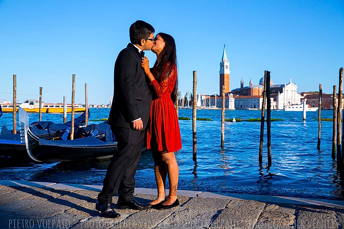 photographer venice italy honeymoon photo shoot romantic fun walking tour