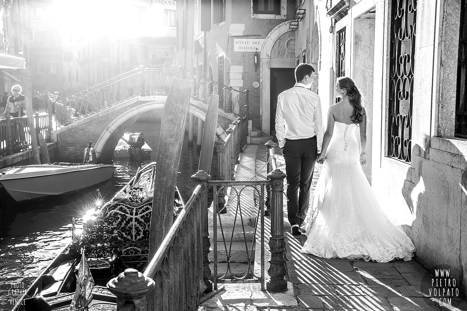 photographer in venice for wedding honeymoon photography session and walking tour for couple