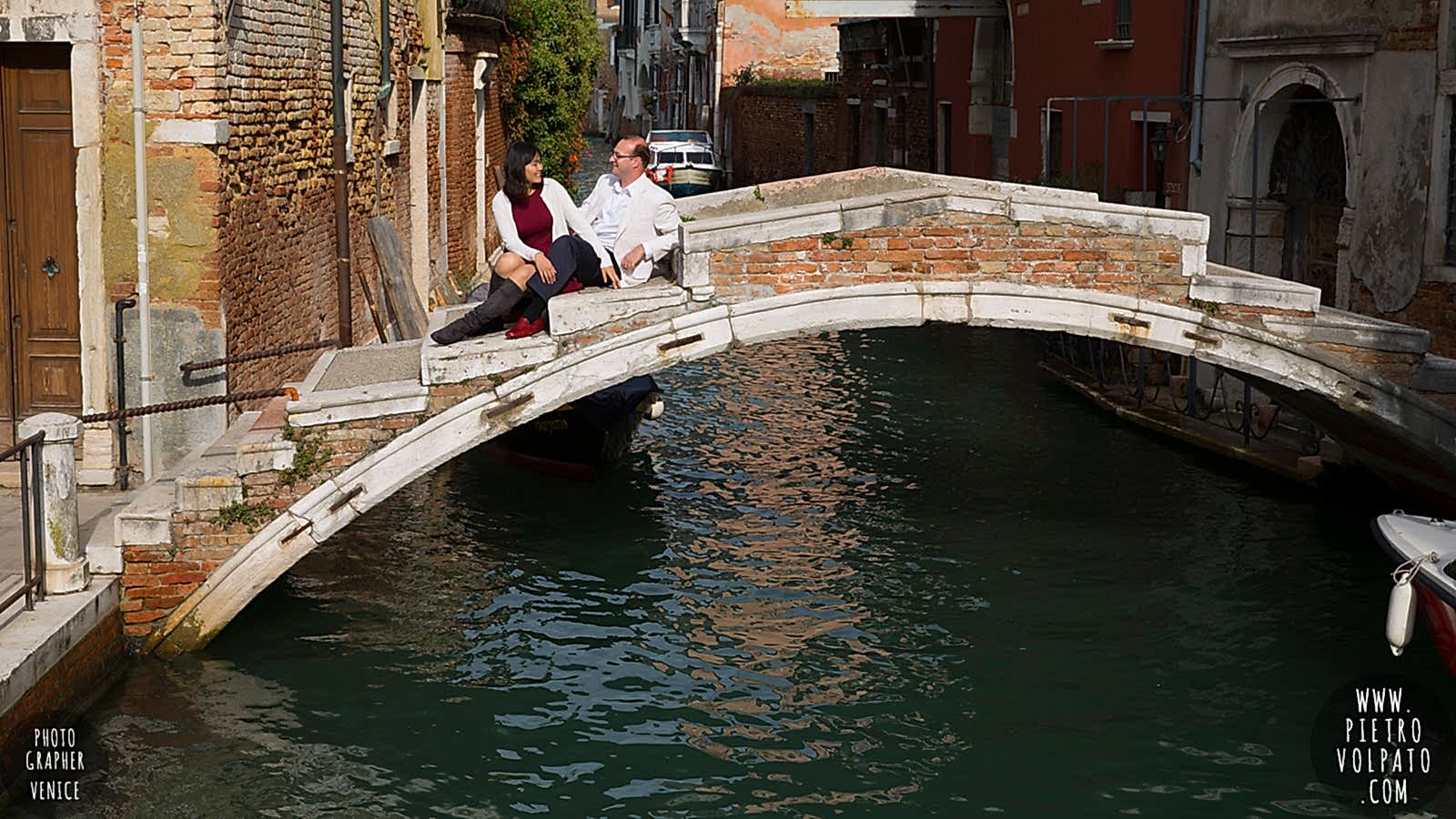 venice honeymoon photographer photo shoot romantic couple vacation