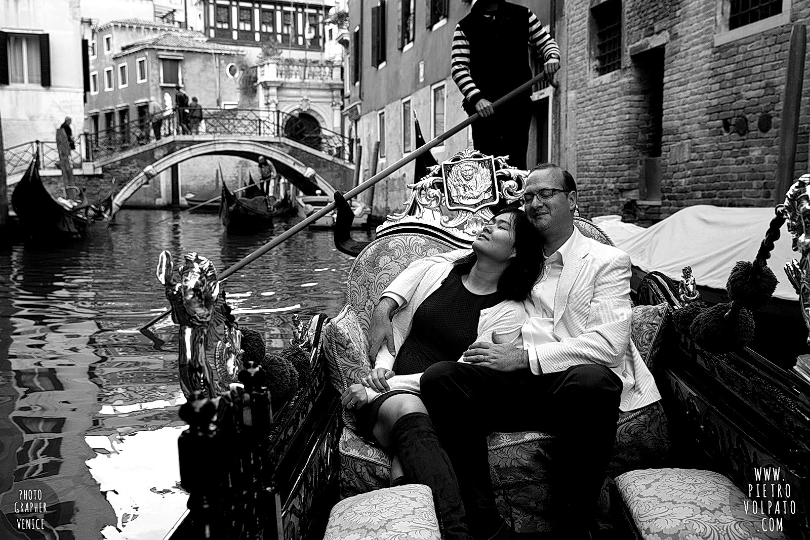 venice honeymoon photographer photo shoot romantic couple vacation