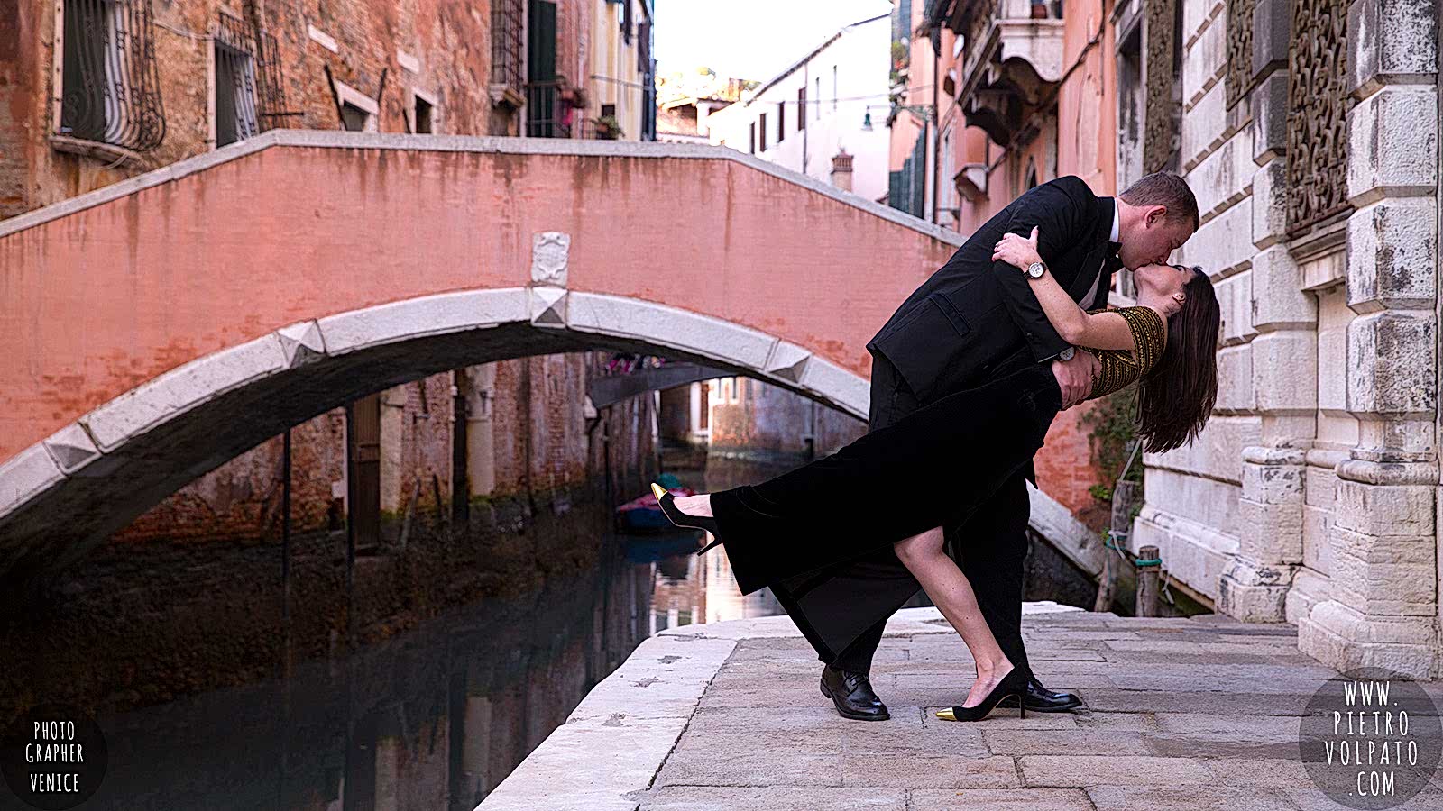 pre wedding love story photoshoot in venice italy photographer pietro volpato