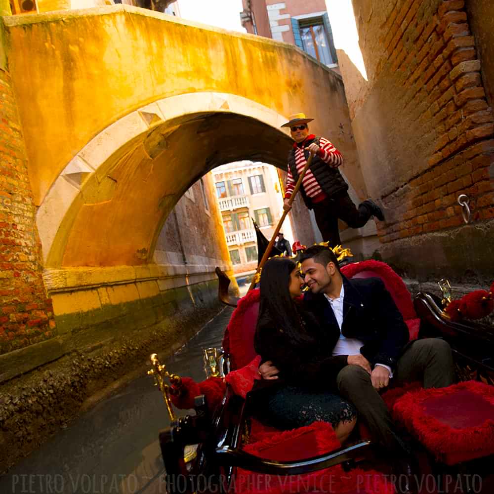 photographer in venice romantic couple photography session and tour