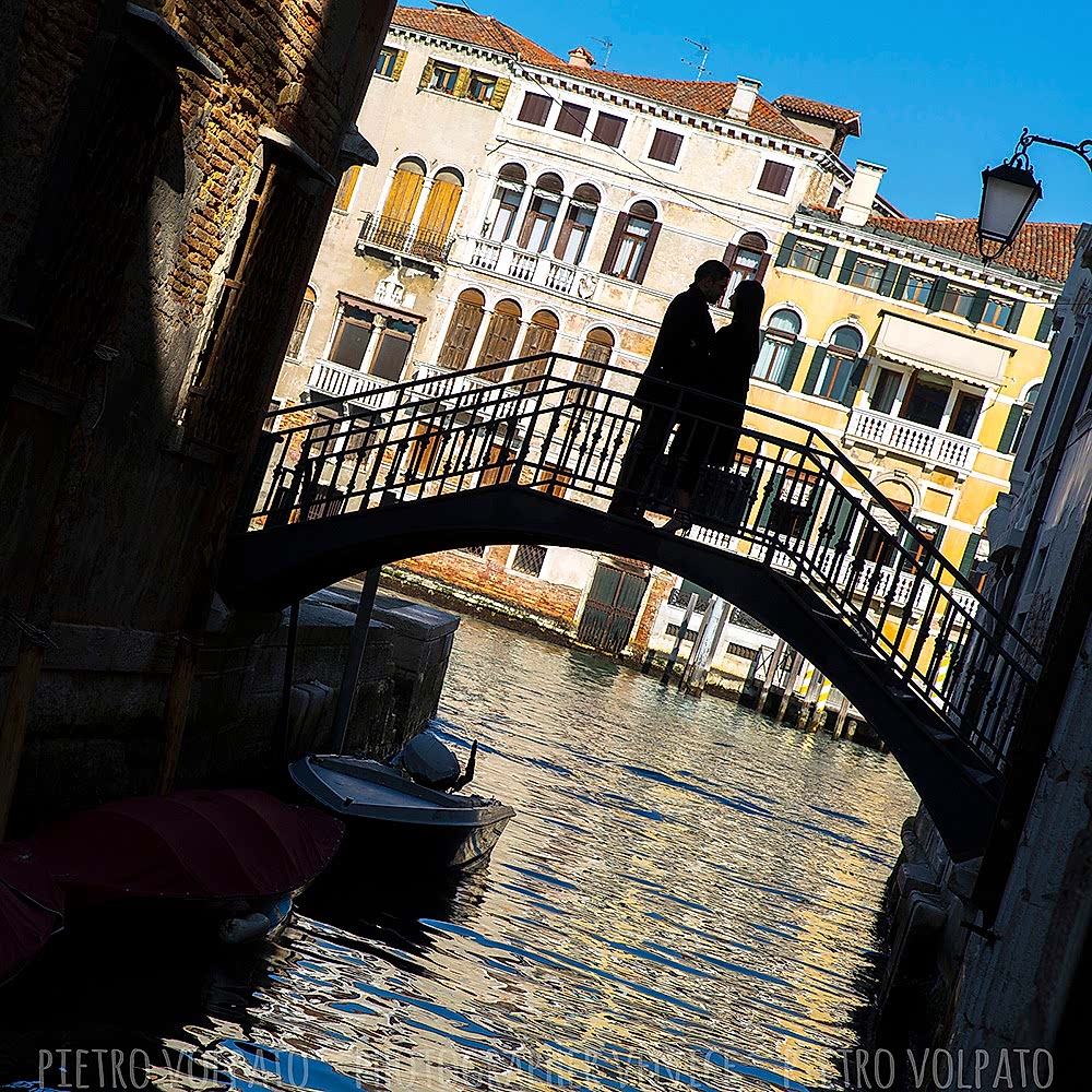 photographer in venice romantic couple photography session and tour