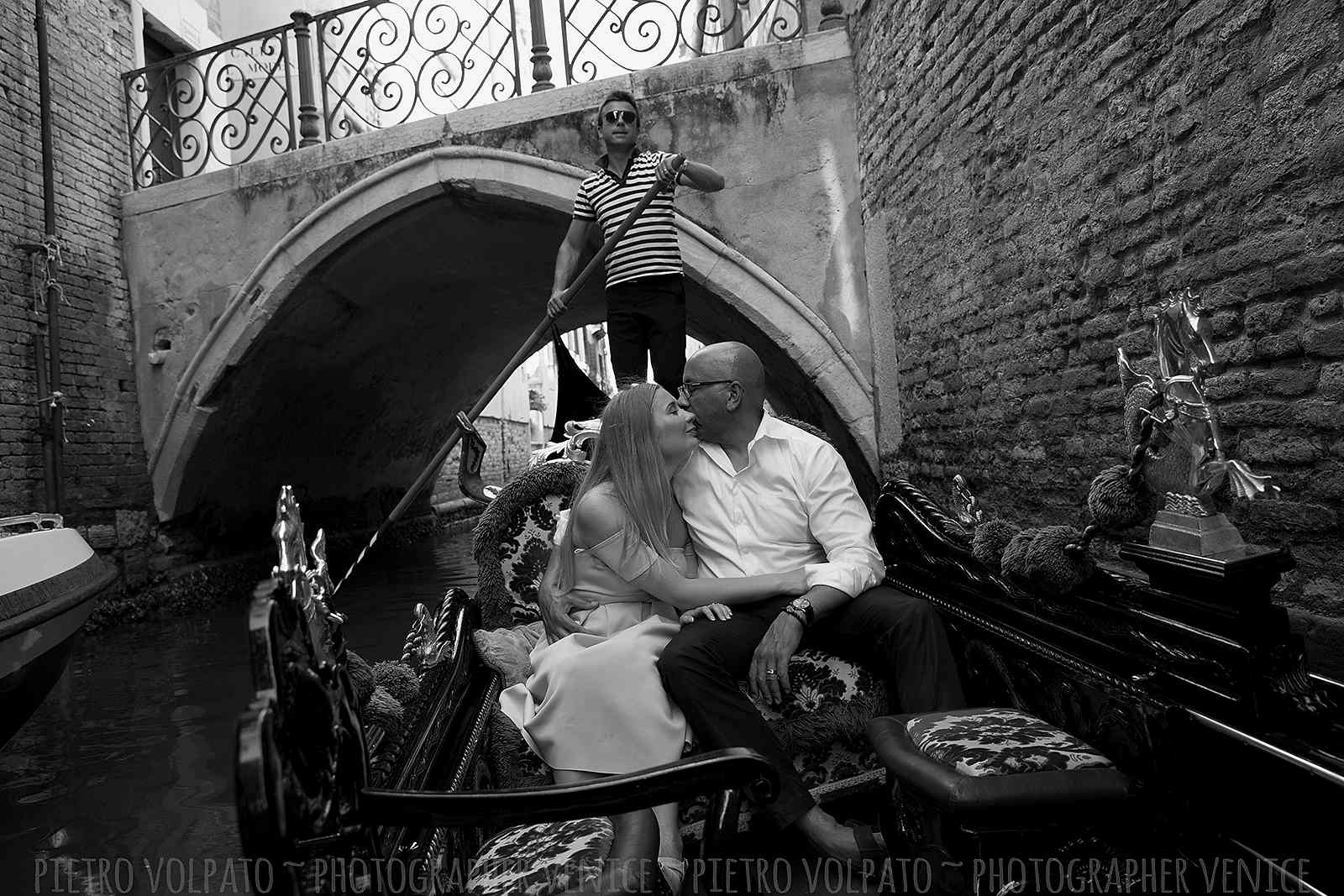 Photographer in Venice for vacation photo shoot