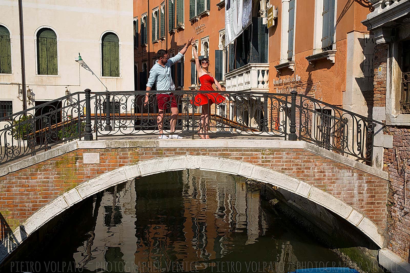 Venice couple photo session during a (romantic and fun) walking tour and gondola ride ~ Venice holiday photographer