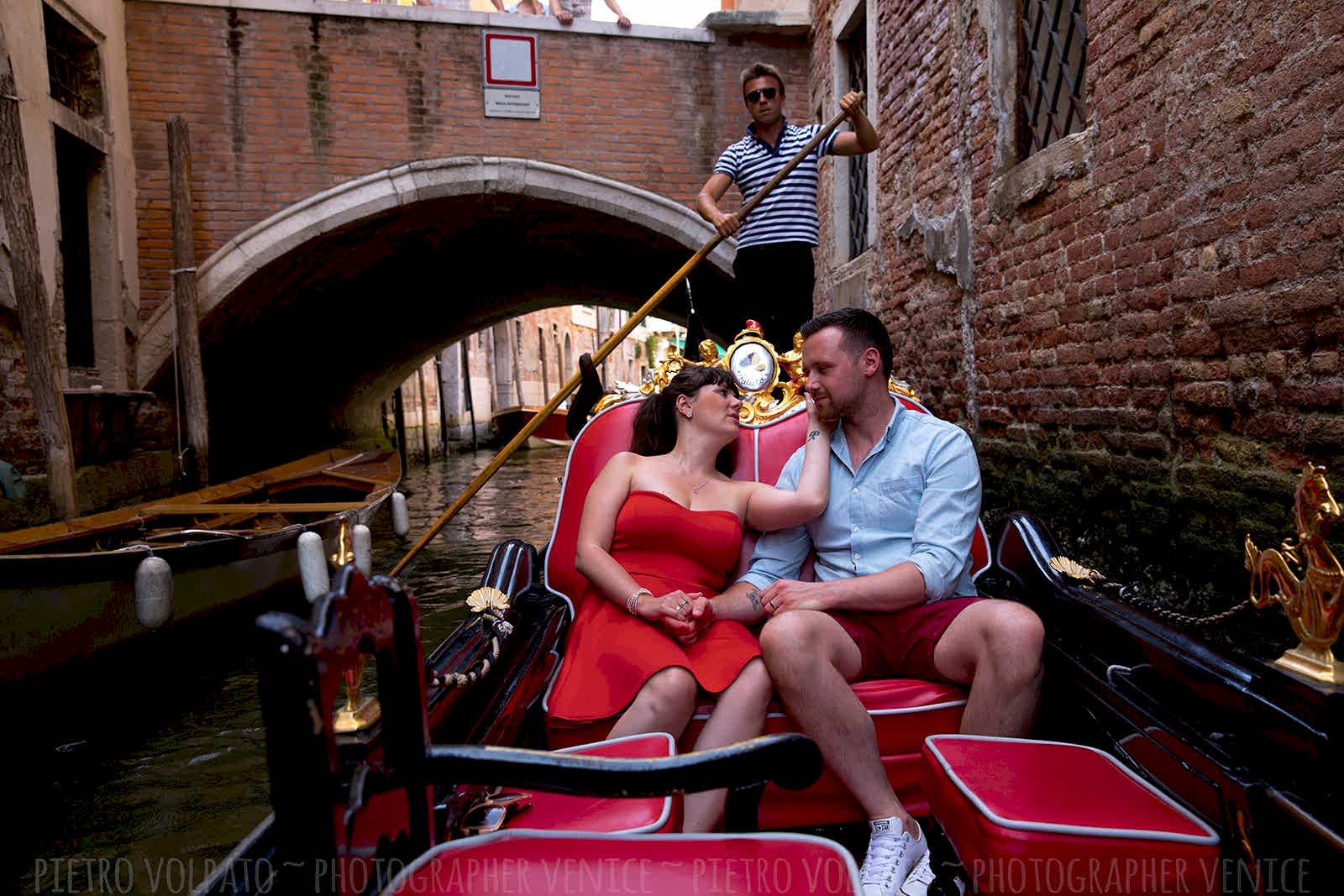 Venice couple photo session during a (romantic and fun) walking tour and gondola ride ~ Venice holiday photographer