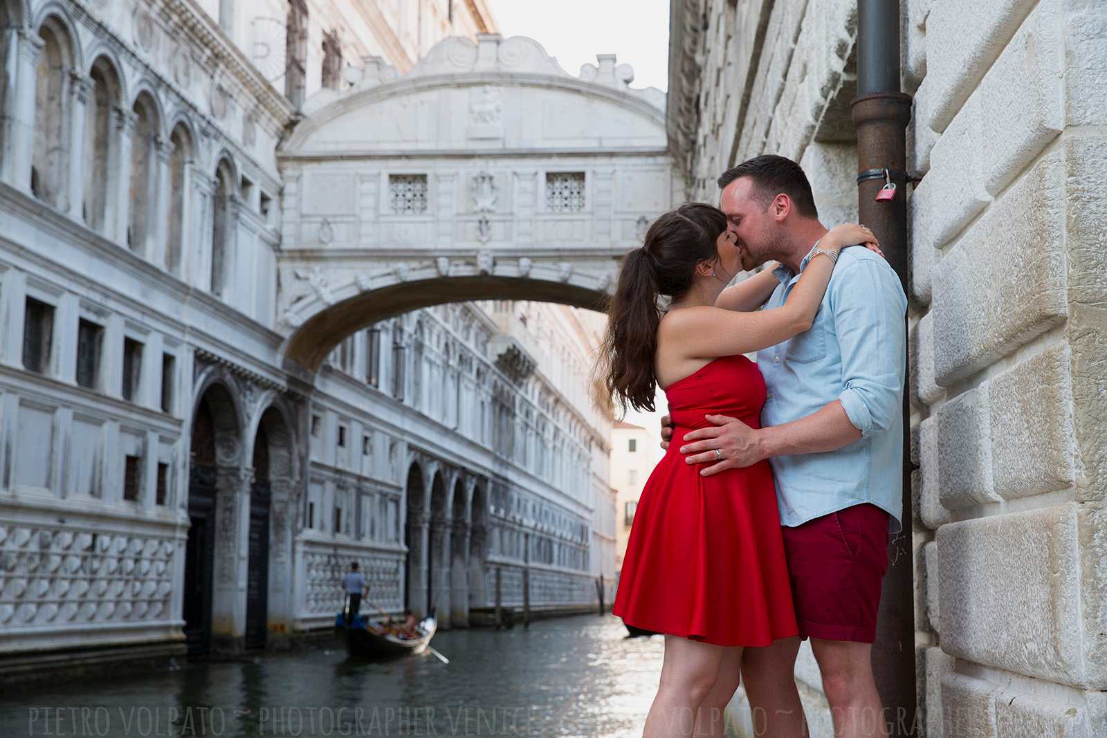 Venice couple photo session during a (romantic and fun) walking tour and gondola ride ~ Venice holiday photographer