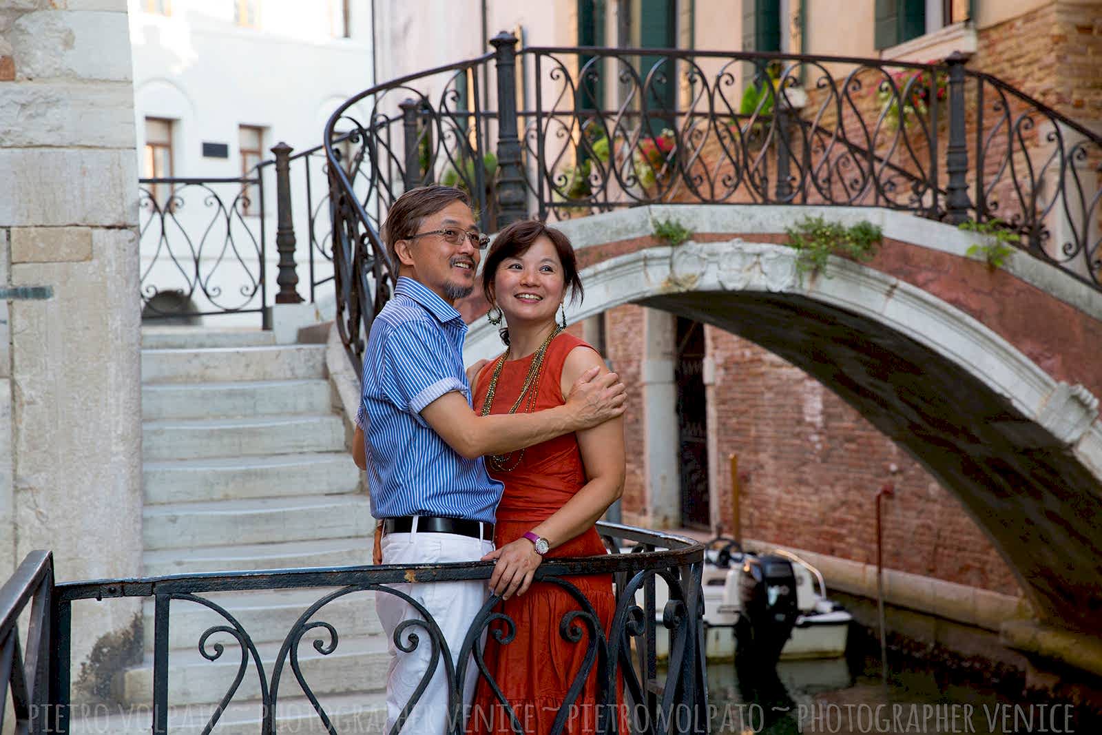 Photographer in Venice for romantic and fun photo shoot during a walking tour and gondola ride ~ Venice couple photo session