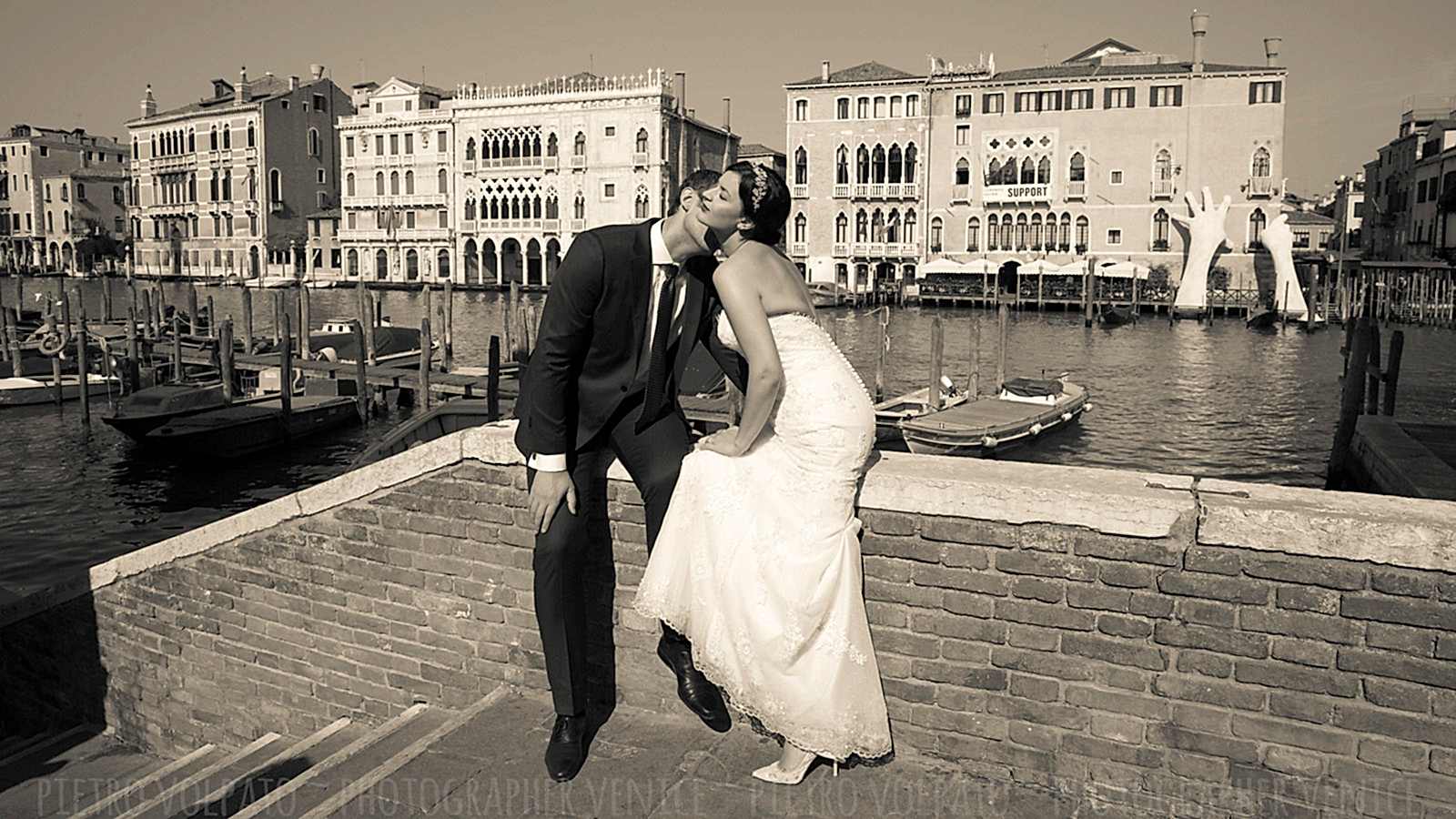 Photographer in Venice Italy for honeymoon photography session ~ Romantic pictures for couple vacation in Venice