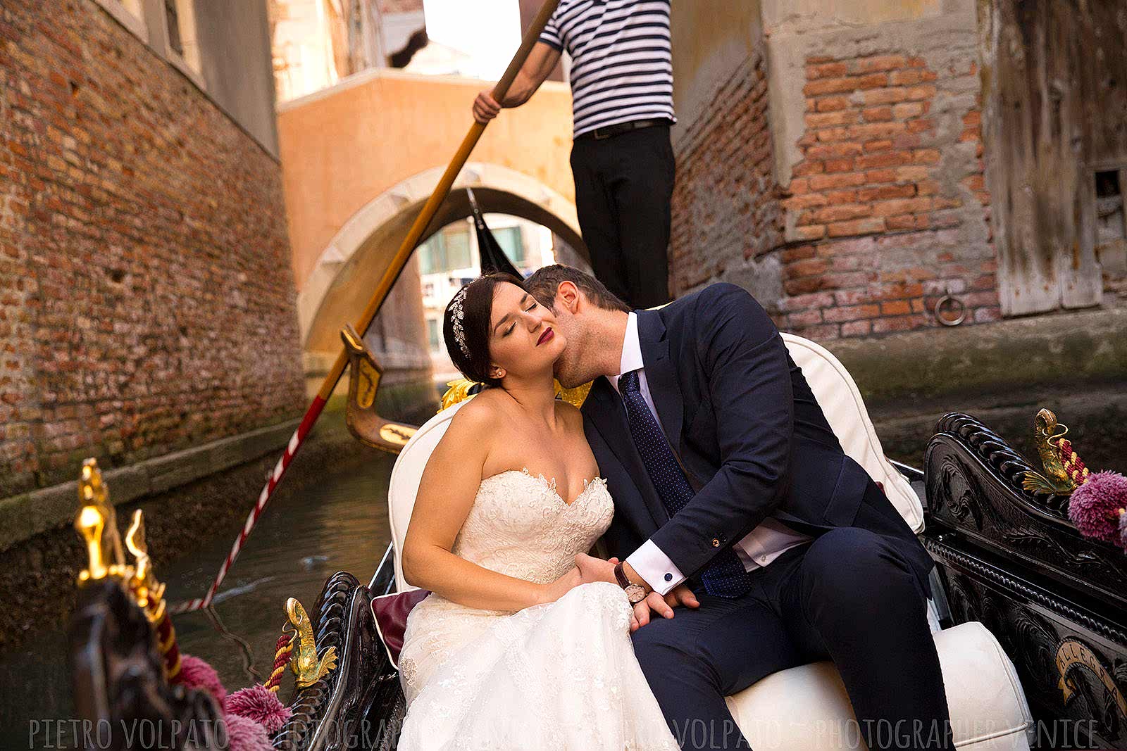 Photographer in Venice Italy for honeymoon photography session ~ Romantic pictures for couple vacation in Venice