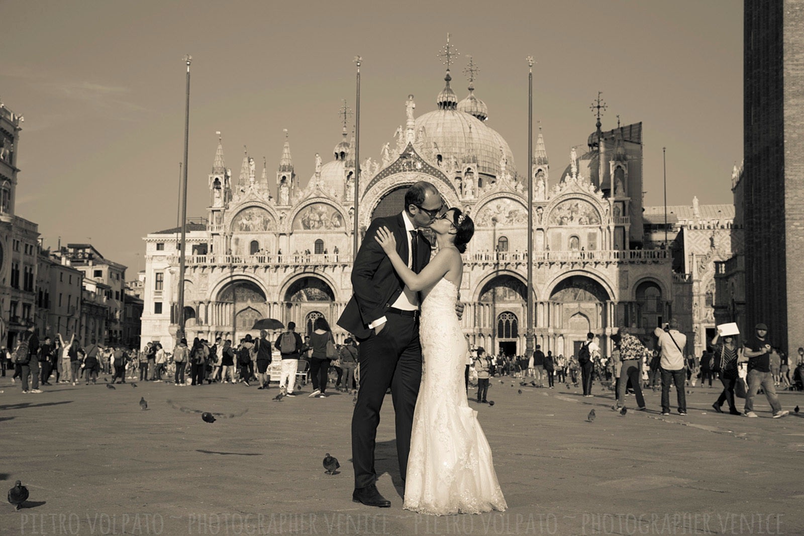 Photographer in Venice Italy for honeymoon photography session ~ Romantic pictures for couple vacation in Venice