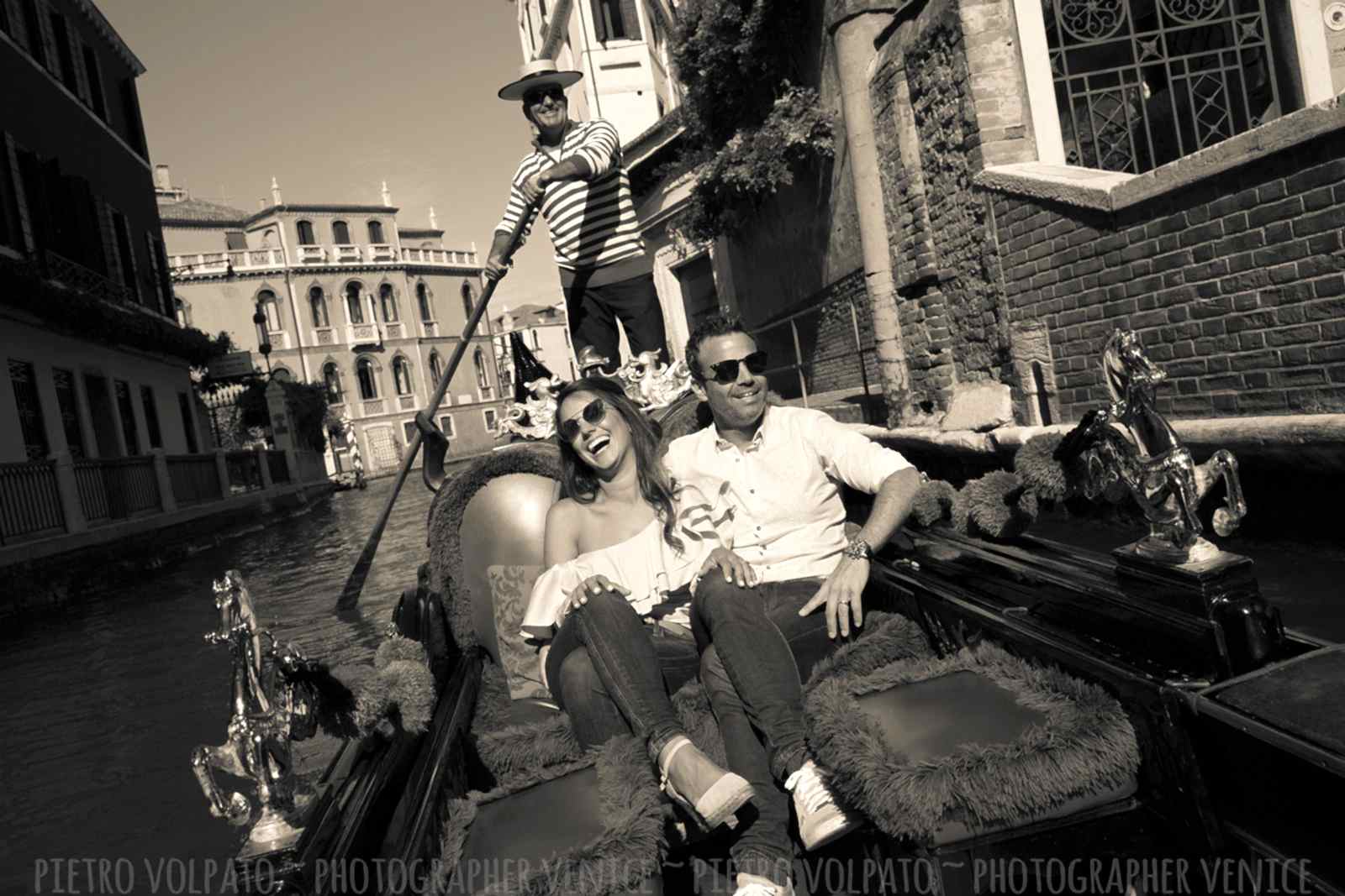 Photographer in Venice Italy for honeymoon photography session ~ Couple vacation photo walk in Venice ~ Romantic and fun pictures