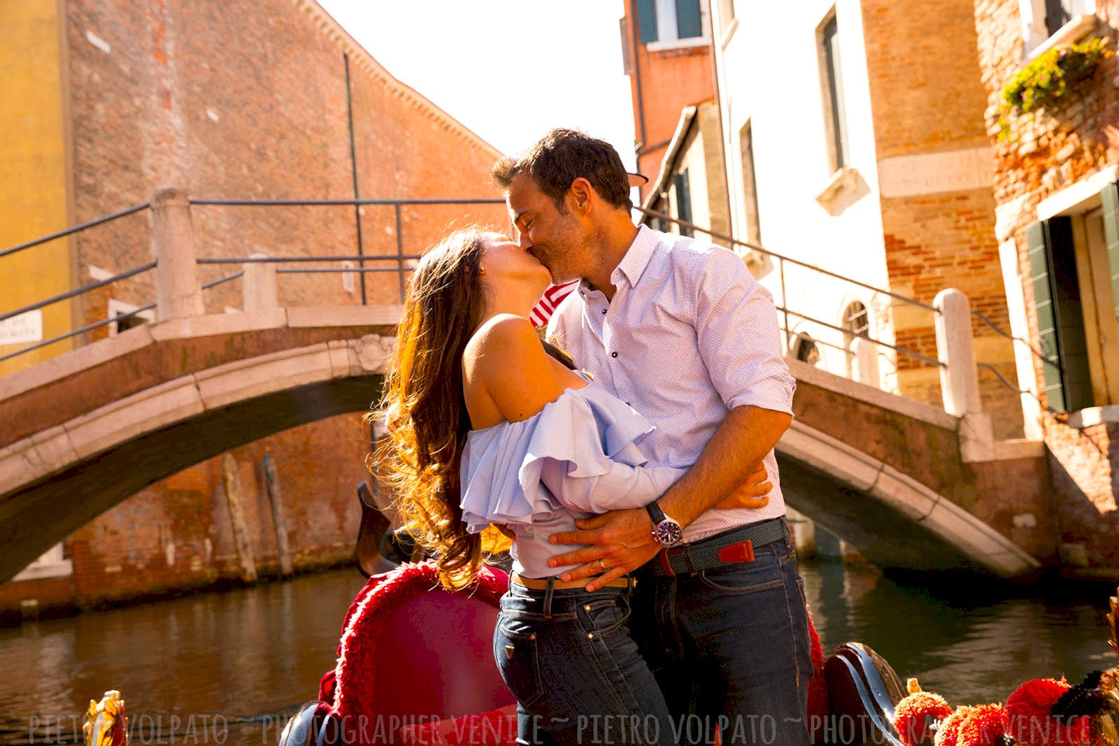 Photographer in Venice Italy for honeymoon photography session ~ Couple vacation photo walk in Venice ~ Romantic and fun pictures