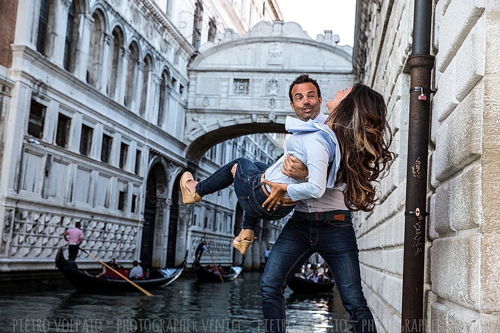 Photographer in Venice Italy for honeymoon photography session ~ Couple vacation photo walk in Venice ~ Romantic and fun pictures