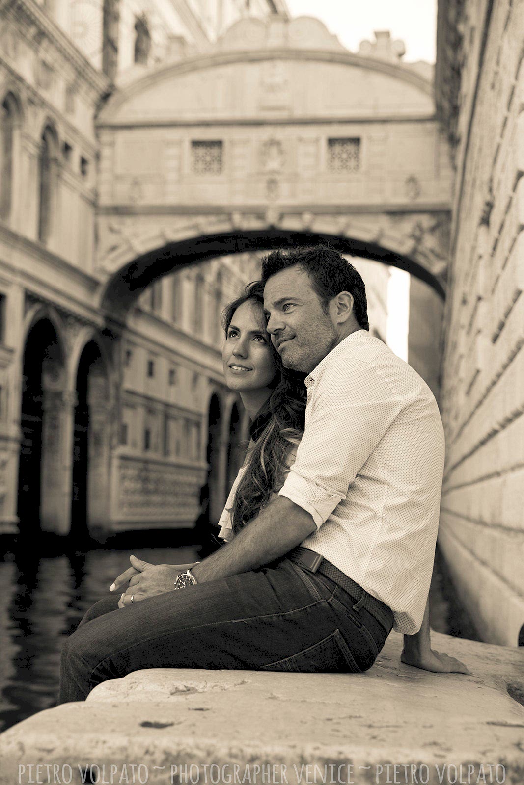 Photographer in Venice Italy for honeymoon photography session ~ Couple vacation photo walk in Venice ~ Romantic and fun pictures