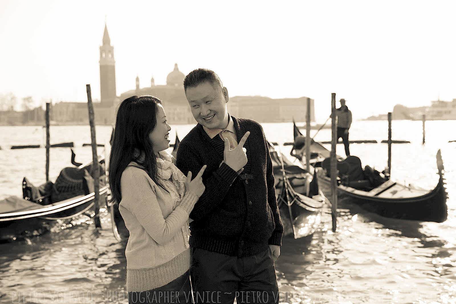 Couple photo shoot in Venice with photographer ~ Vacation photography session and tour in Venice ~ Photographer in Venice