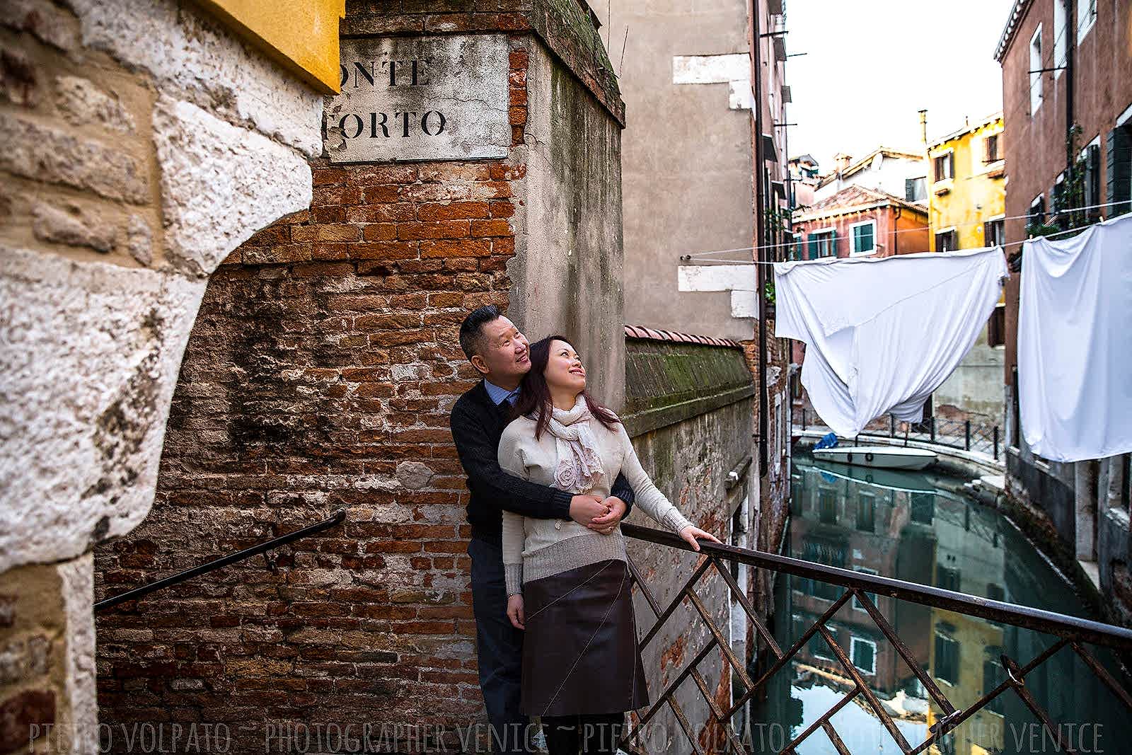 Couple photo shoot in Venice with photographer ~ Vacation photography session and tour in Venice ~ Photographer in Venice