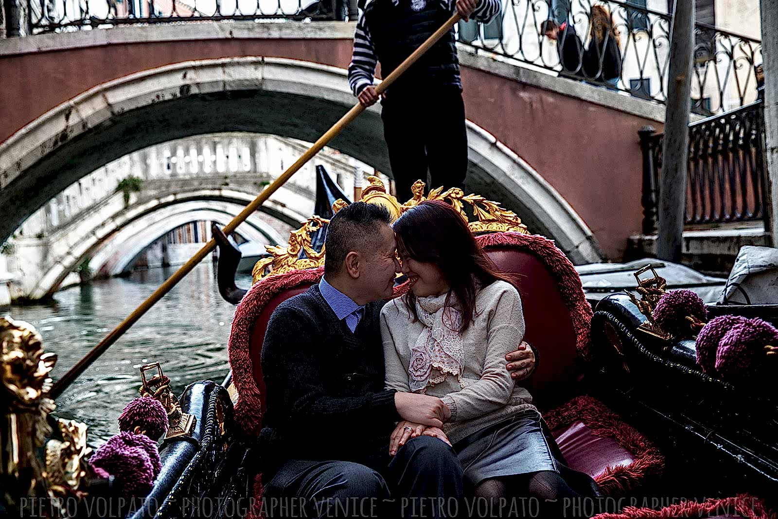 Couple photo shoot in Venice with photographer ~ Vacation photography session and tour in Venice ~ Photographer in Venice