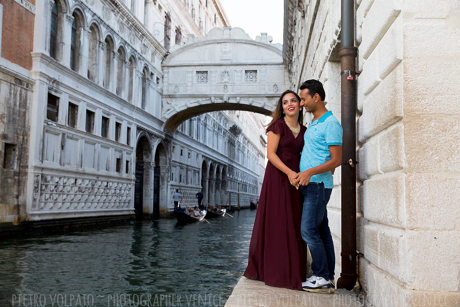 Venice photographer for vacation photo shoot and tour ~ Couple romantic and fun photos ~ Venice photo walk and gondola ride