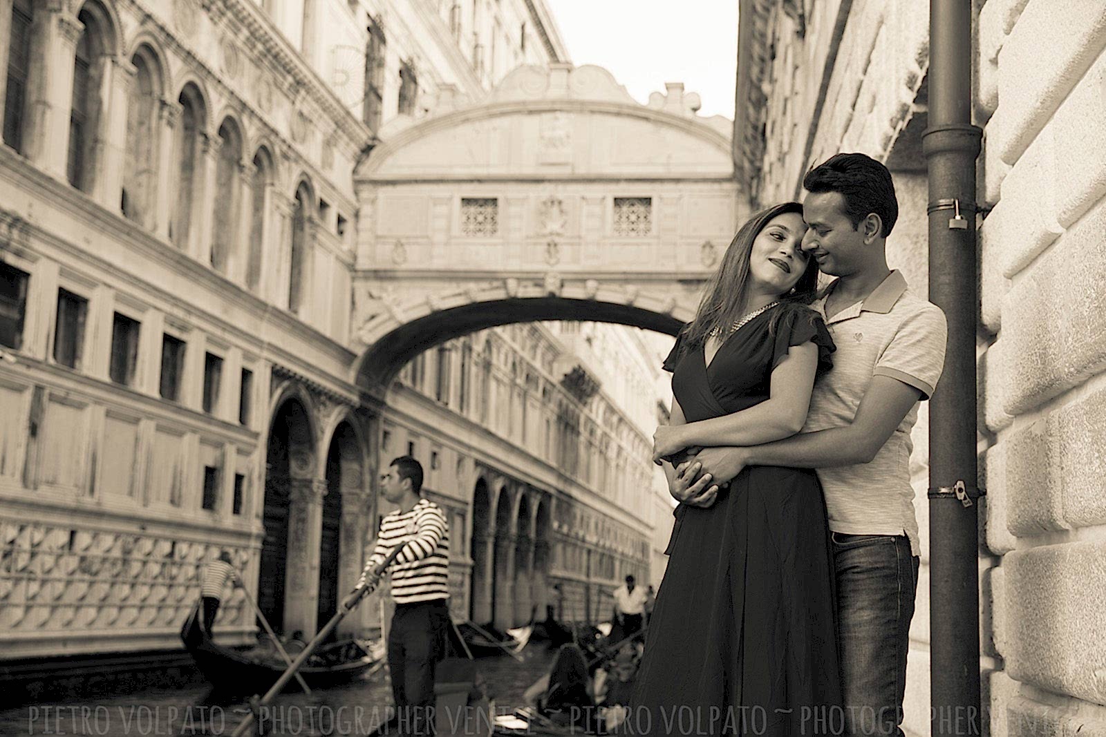 Venice photographer for vacation photo shoot and tour ~ Couple romantic and fun photos ~ Venice photo walk and gondola ride