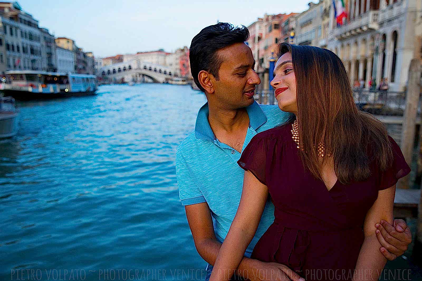 Venice photographer for vacation photo shoot and tour ~ Couple romantic and fun photos ~ Venice photo walk and gondola ride