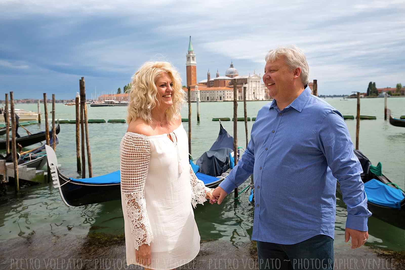 Photography session with photographer in Venice ~ Romantic and fun honeymoon photo shoot in Venice ~ Venice photo walk