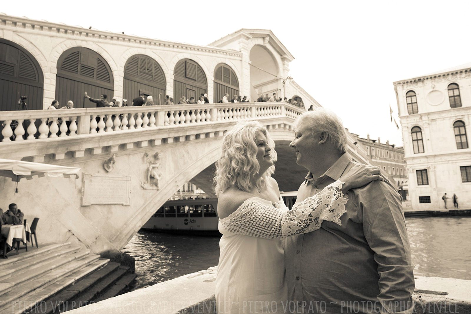 Photography session with photographer in Venice ~ Romantic and fun honeymoon photo shoot in Venice ~ Venice photo walk