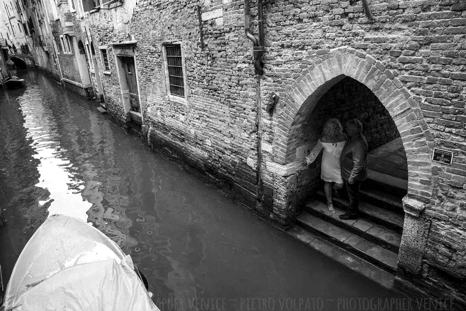 Photography session with photographer in Venice ~ Romantic and fun honeymoon photo shoot in Venice ~ Venice photo walk