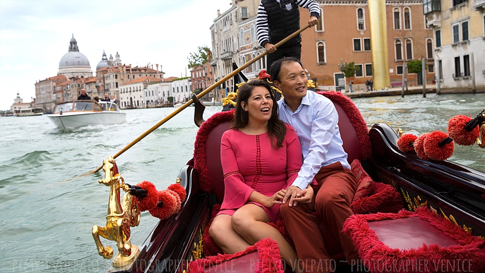 Venice couple photo shoot and walking tour with professional photographer ~ Vacation photographer in Venice