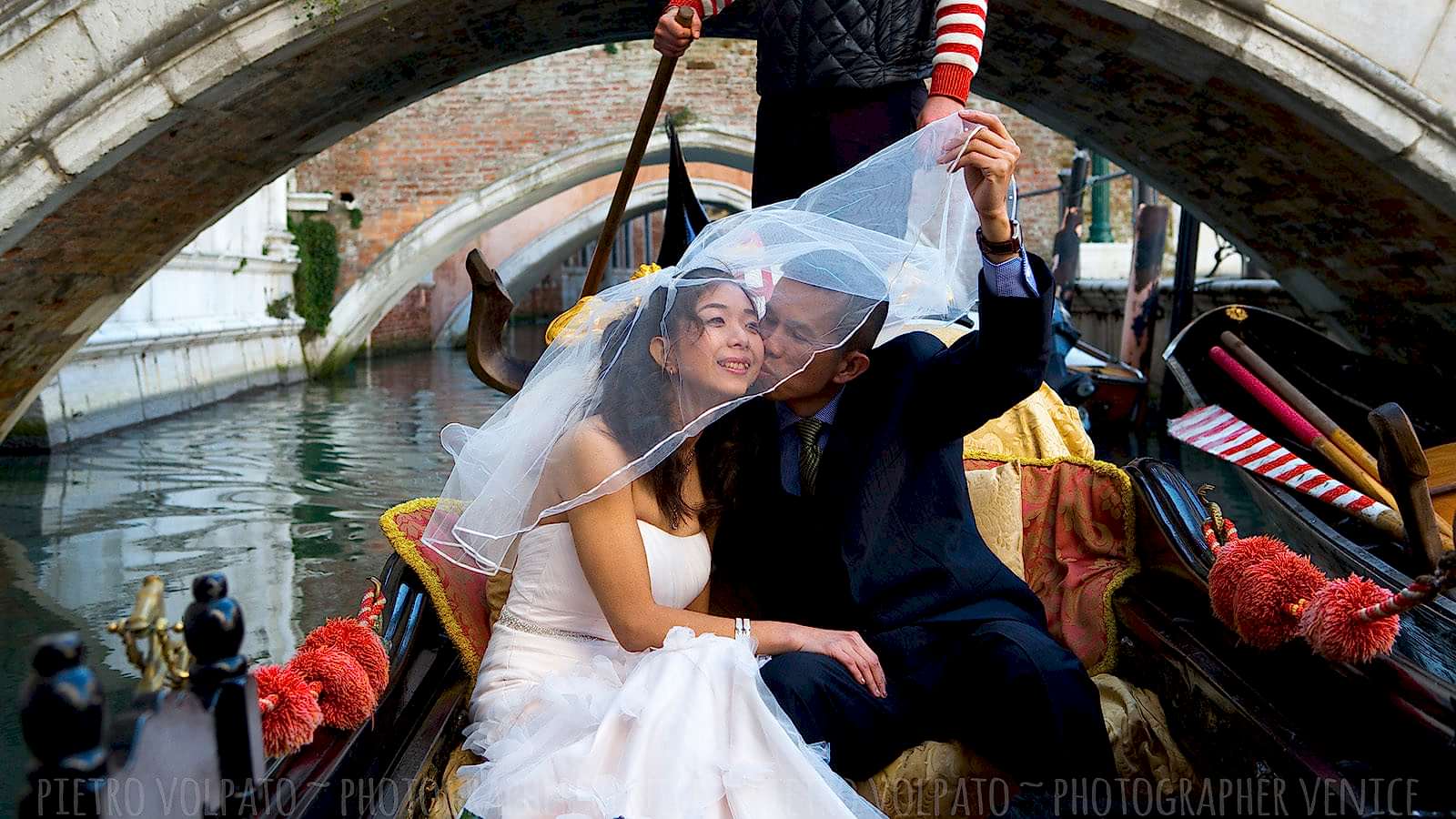 Photographer in Venice for honeymoon photo shoot and couple vacation pictures ~ Romantic and fun photo walk in Venice