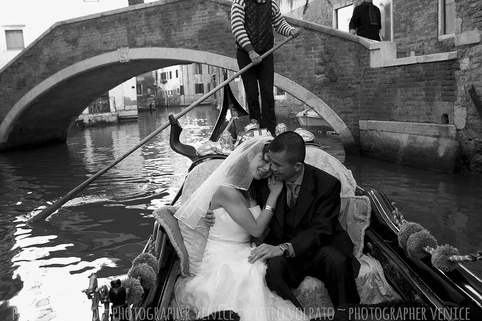 Photographer in Venice for honeymoon photo shoot and couple vacation pictures ~ Romantic and fun photo walk in Venice