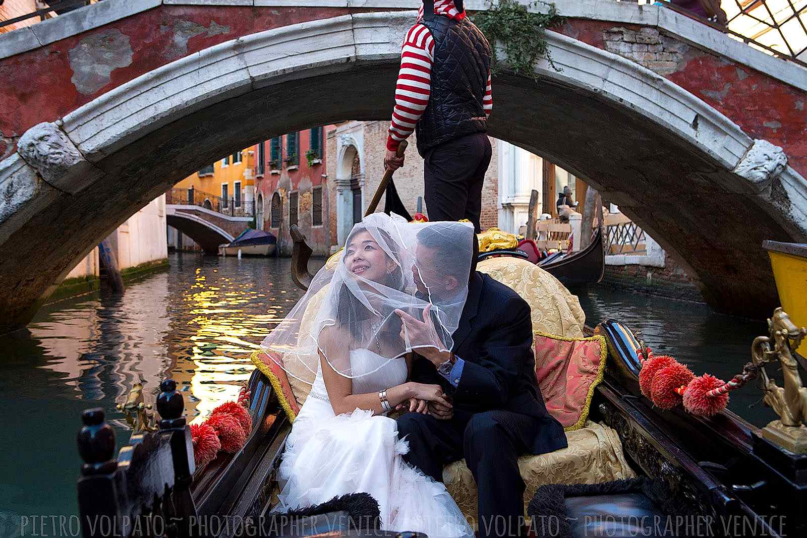 Photographer in Venice for honeymoon photo shoot and couple vacation pictures ~ Romantic and fun photo walk in Venice