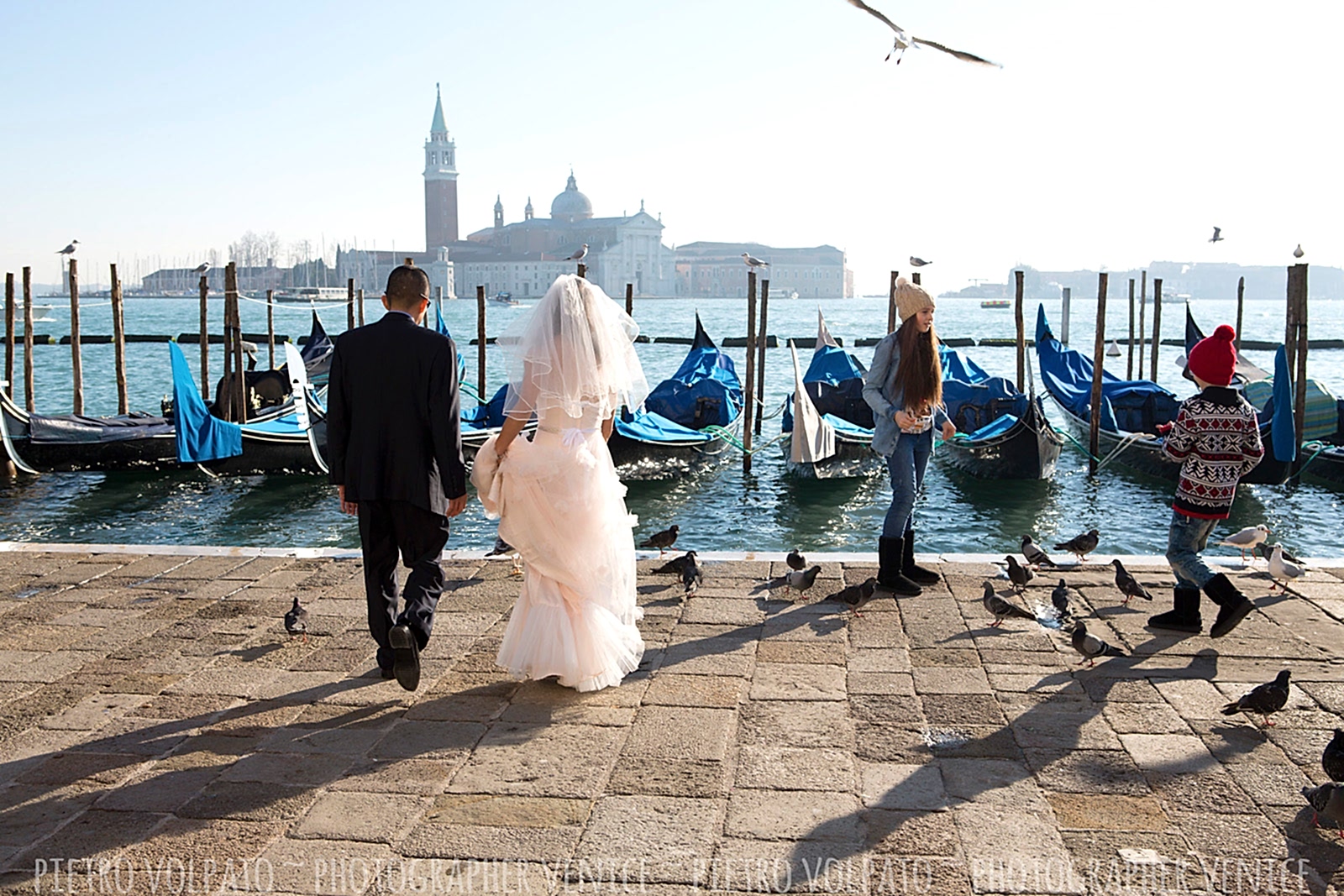 Photographer in Venice for honeymoon photo shoot and couple vacation pictures ~ Romantic and fun photo walk in Venice