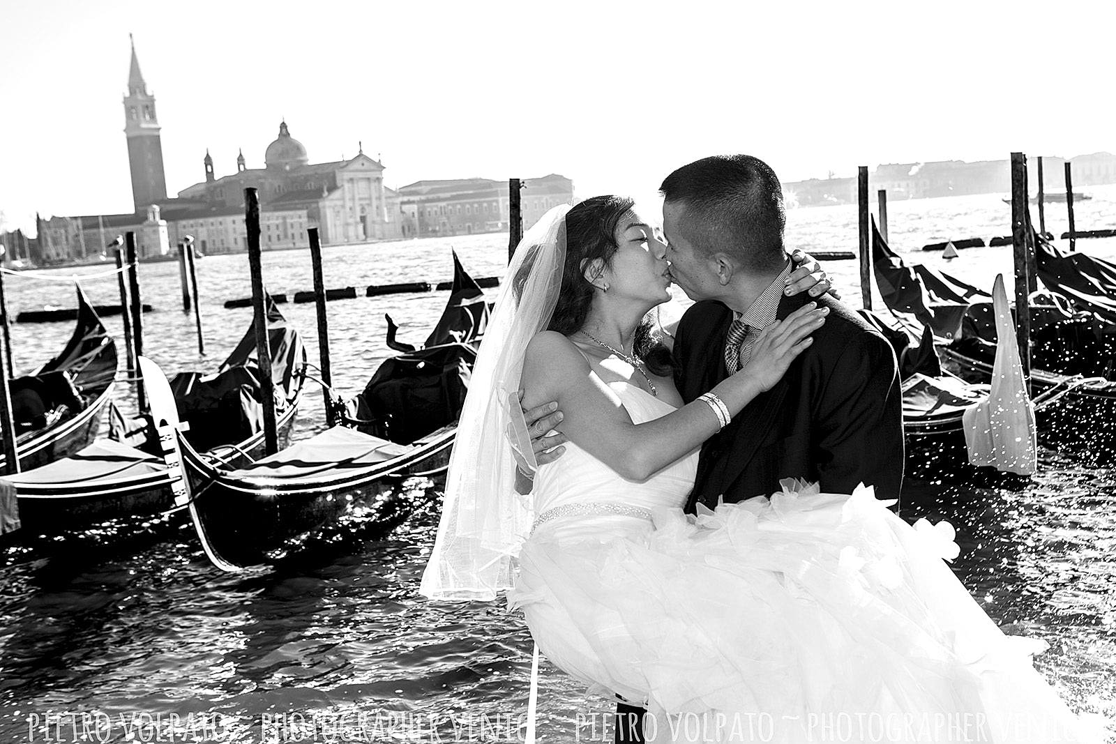 Photographer in Venice for honeymoon photo shoot and couple vacation pictures ~ Romantic and fun photo walk in Venice