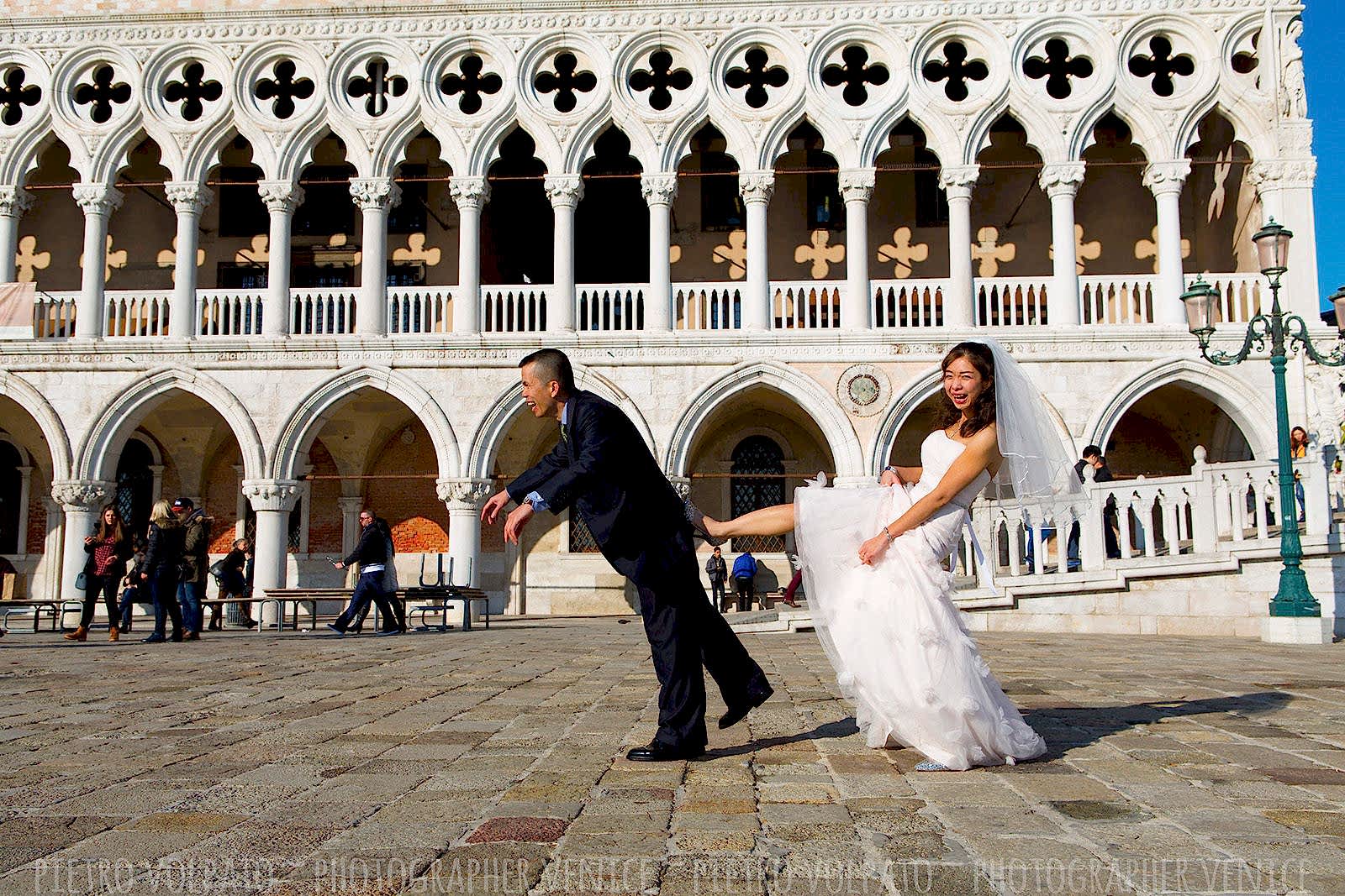 Photographer in Venice for honeymoon photo shoot and couple vacation pictures ~ Romantic and fun photo walk in Venice