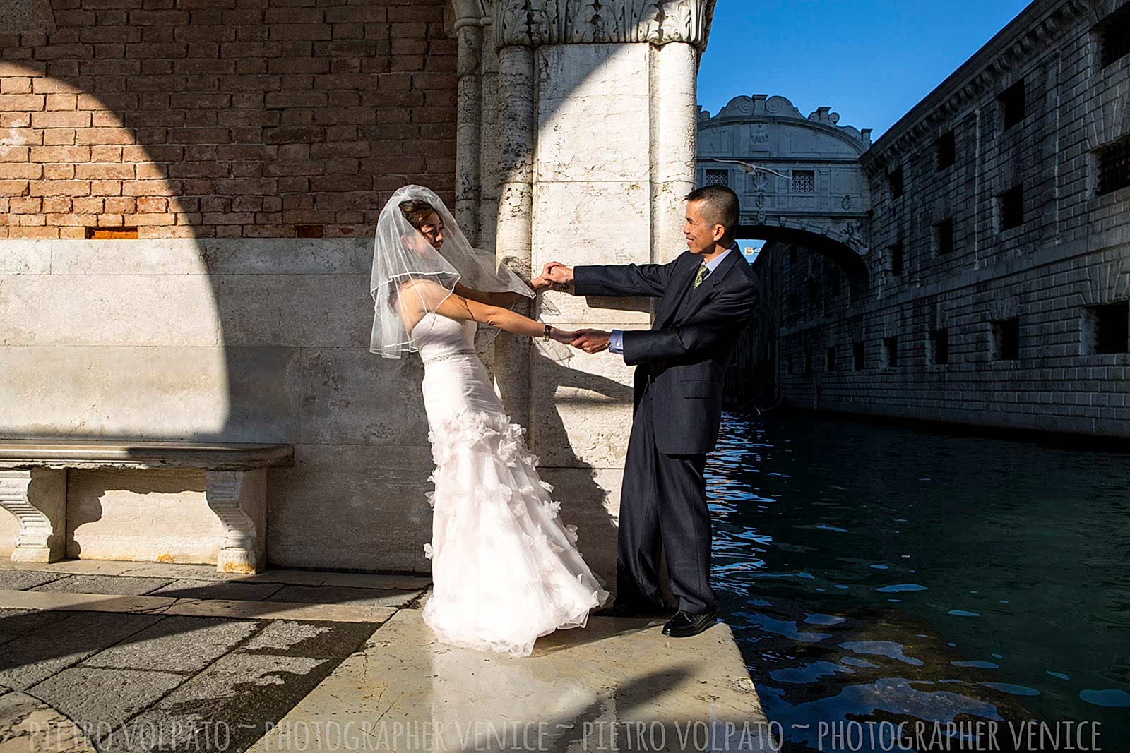 Photographer in Venice for honeymoon photo shoot and couple vacation pictures ~ Romantic and fun photo walk in Venice