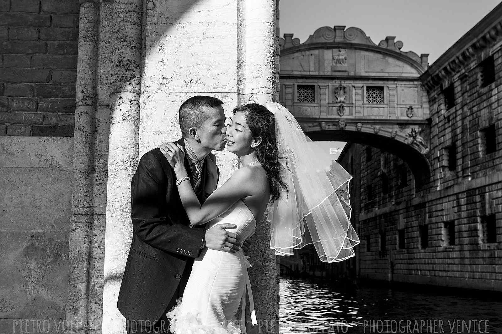 Photographer in Venice for honeymoon photo shoot and couple vacation pictures ~ Romantic and fun photo walk in Venice