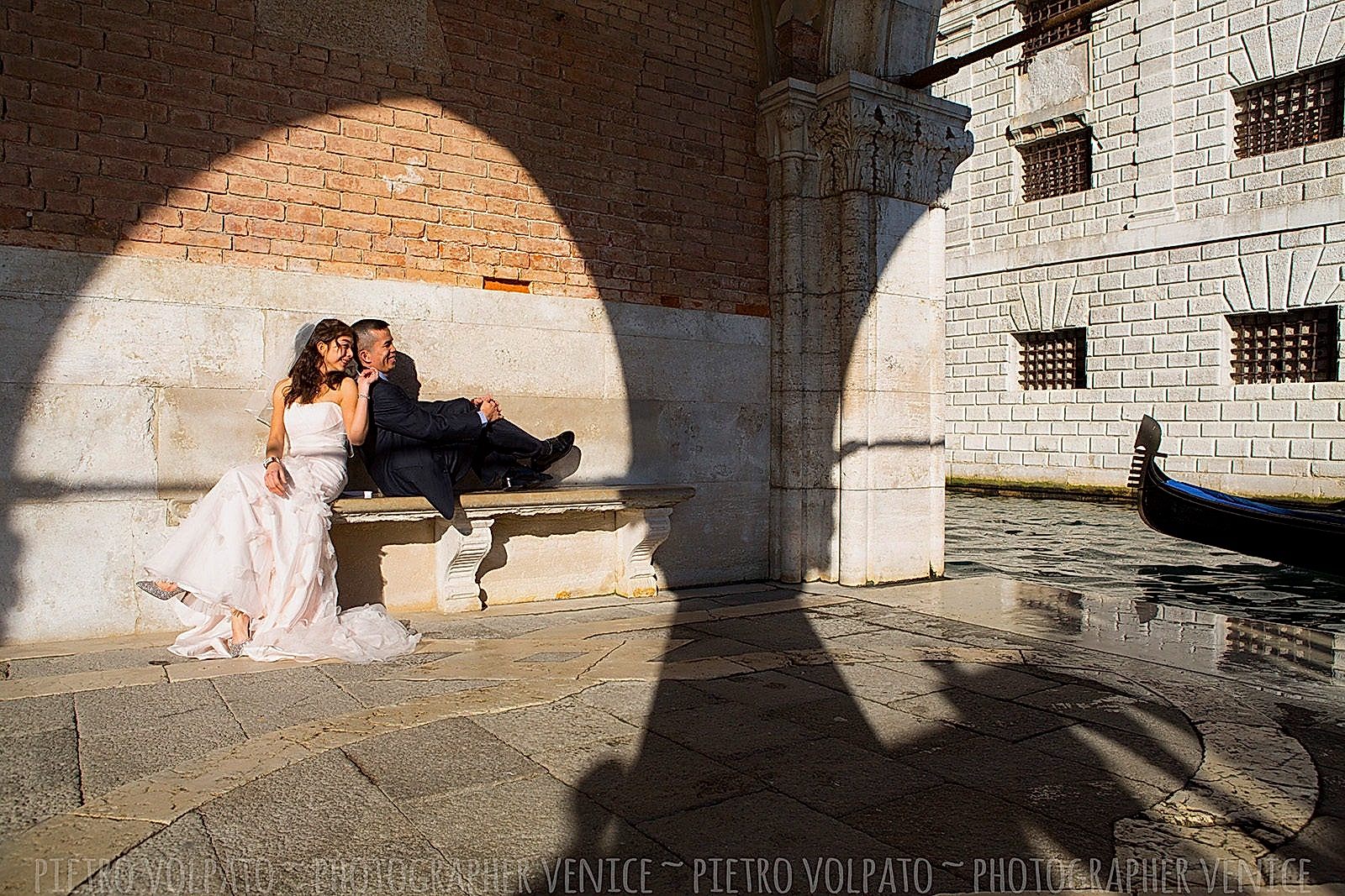 Photographer in Venice for honeymoon photo shoot and couple vacation pictures ~ Romantic and fun photo walk in Venice