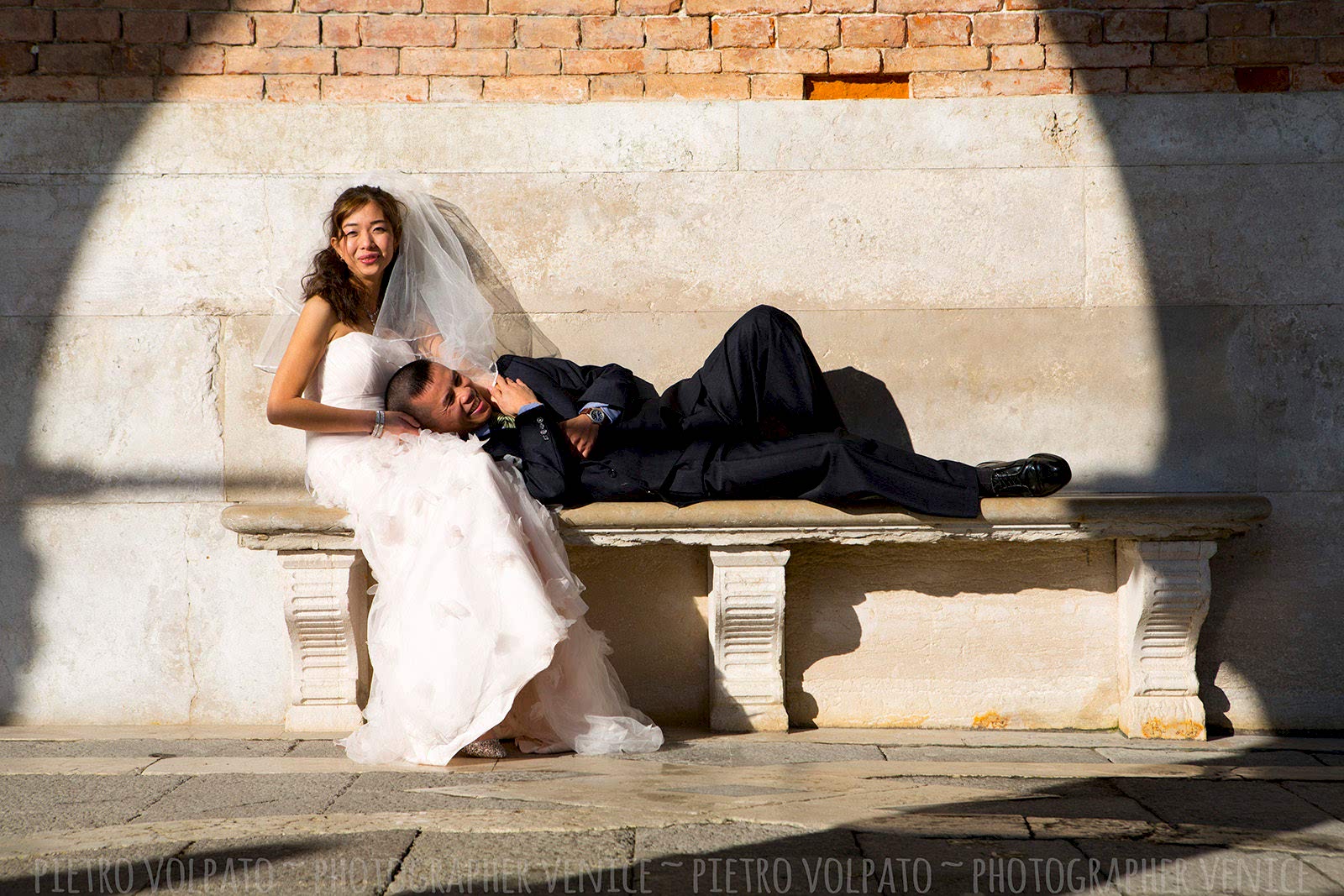 Photographer in Venice for honeymoon photo shoot and couple vacation pictures ~ Romantic and fun photo walk in Venice