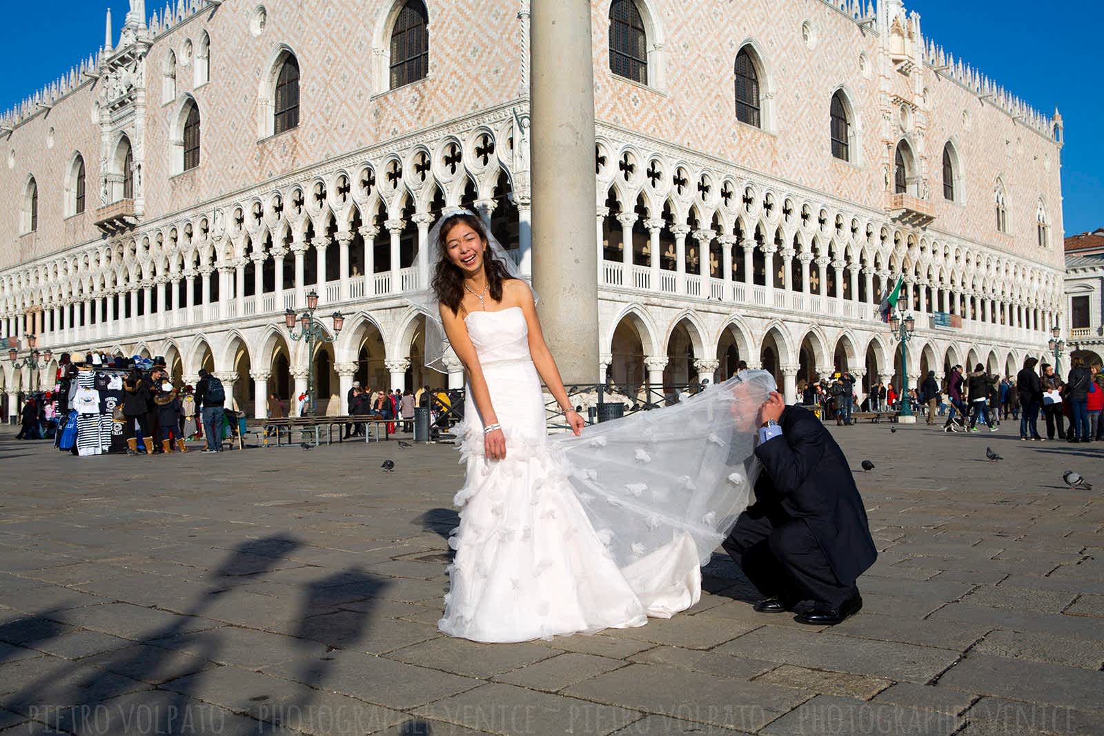 Photographer in Venice for honeymoon photo shoot and couple vacation pictures ~ Romantic and fun photo walk in Venice