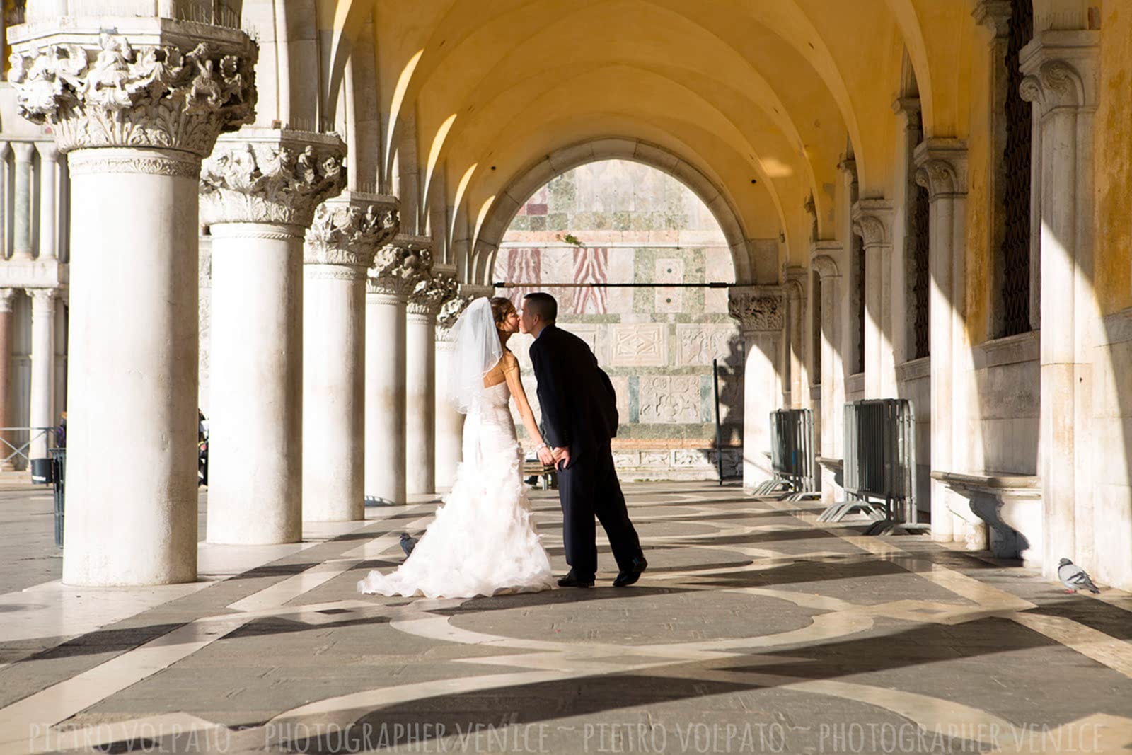 Photographer in Venice for honeymoon photo shoot and couple vacation pictures ~ Romantic and fun photo walk in Venice