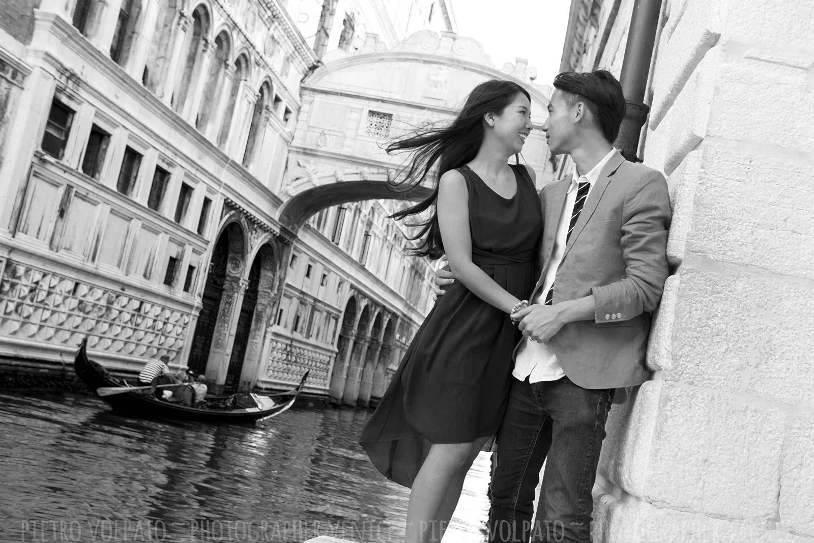 Venice photographer for portrait vacation photography session ~ Couple photographer in Venice ~ Romantic and fun photo walk