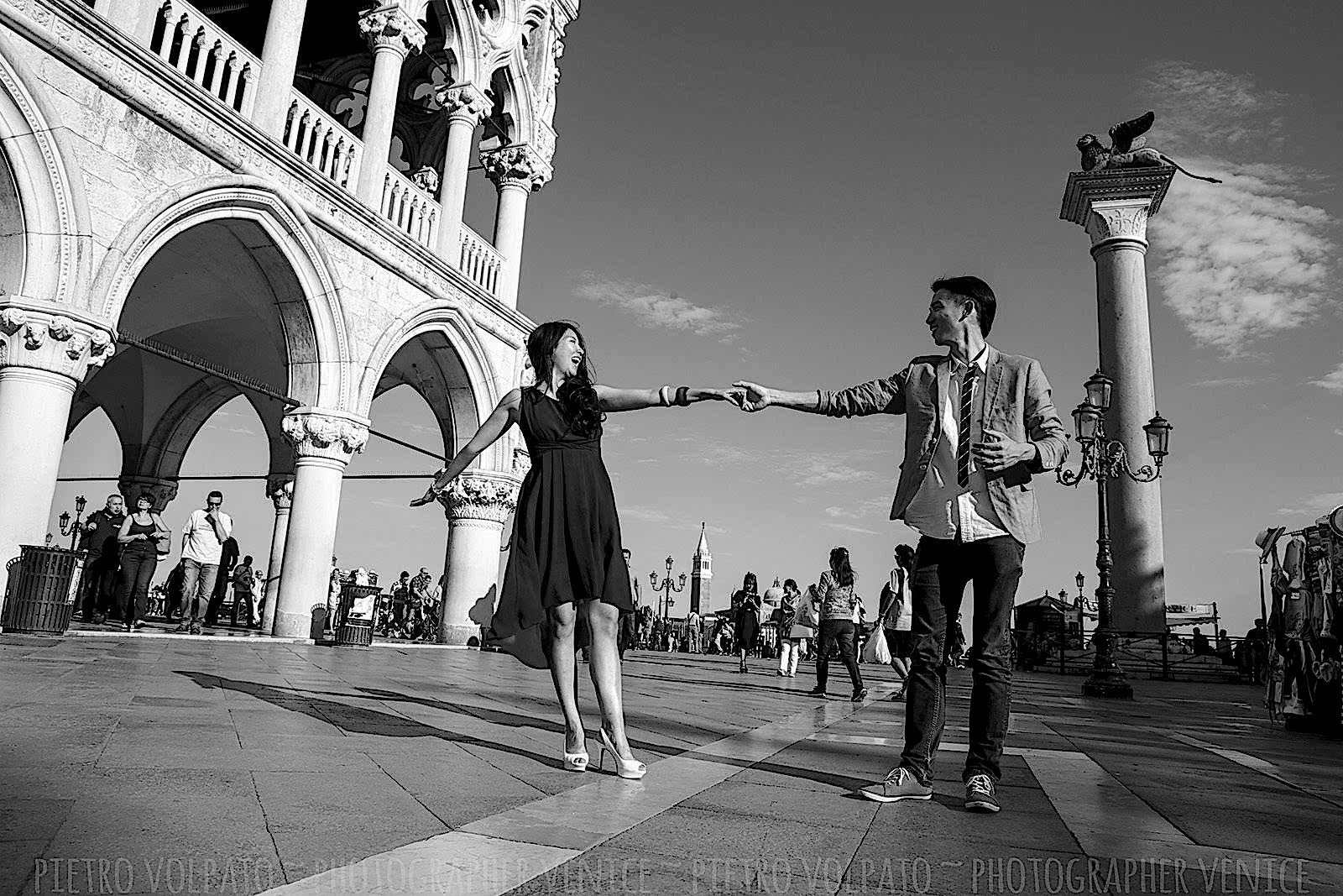 Venice photographer for portrait vacation photography session ~ Couple photographer in Venice ~ Romantic and fun photo walk