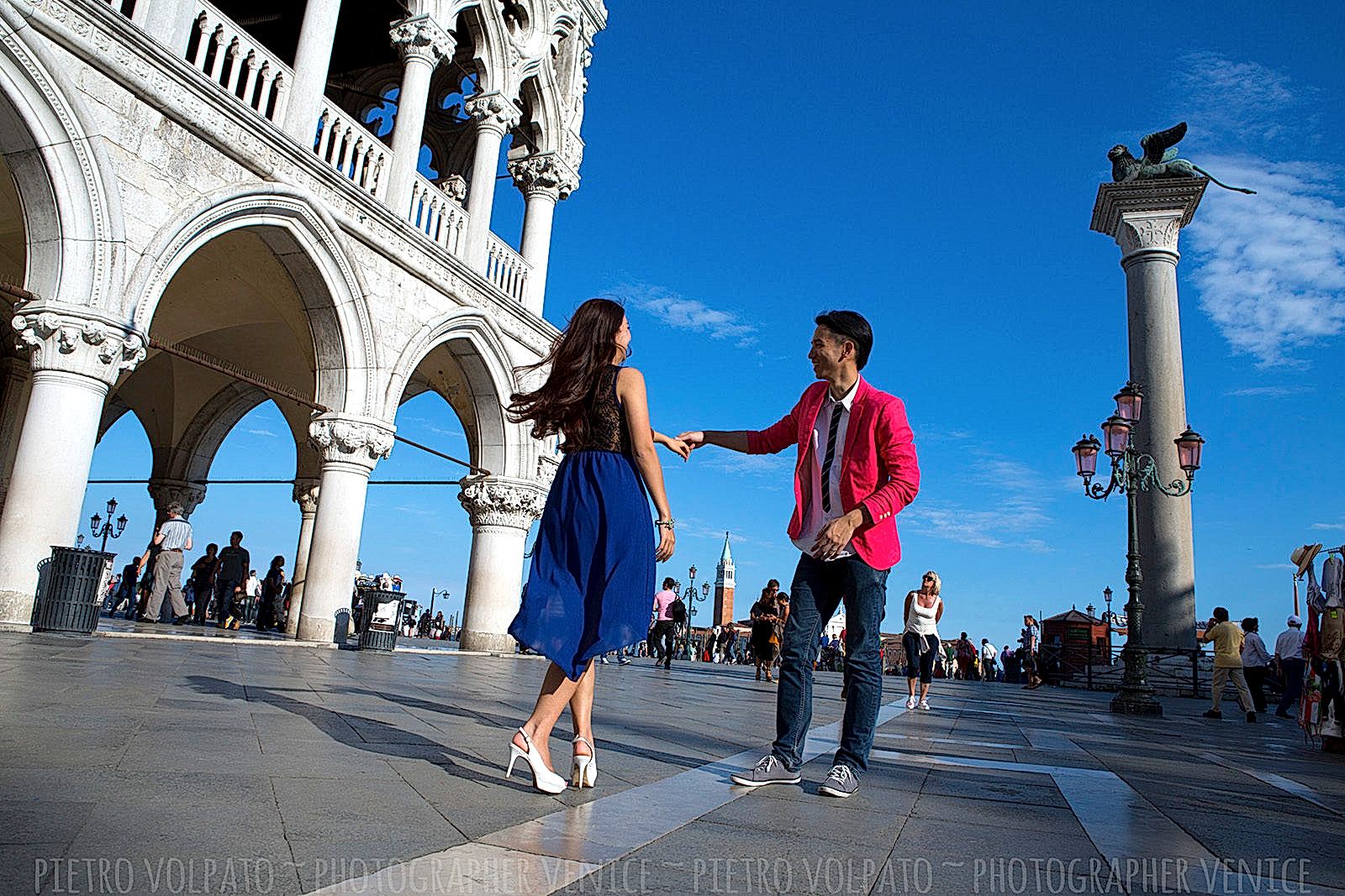 Venice photographer for portrait vacation photography session ~ Couple photographer in Venice ~ Romantic and fun photo walk