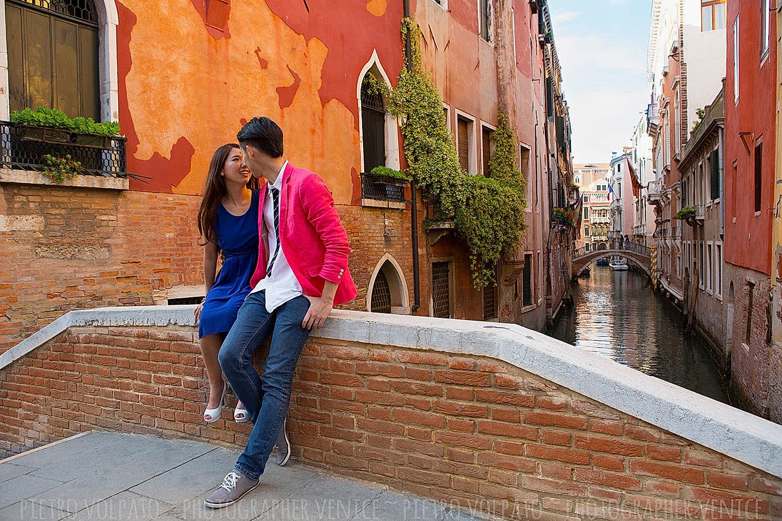 Venice photographer for portrait vacation photography session ~ Couple photographer in Venice ~ Romantic and fun photo walk