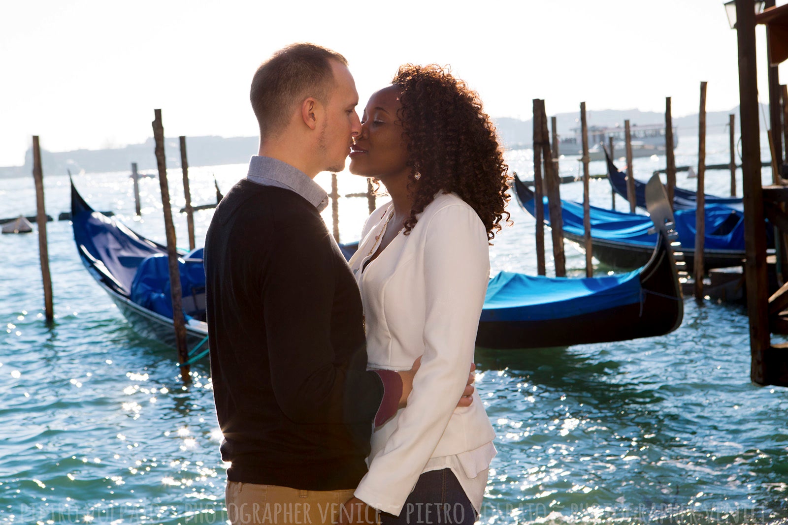 Photographer in Venice for vacation couple photo shoot ~ Having fun and romantic pictures during a walking tour in Venice Italy