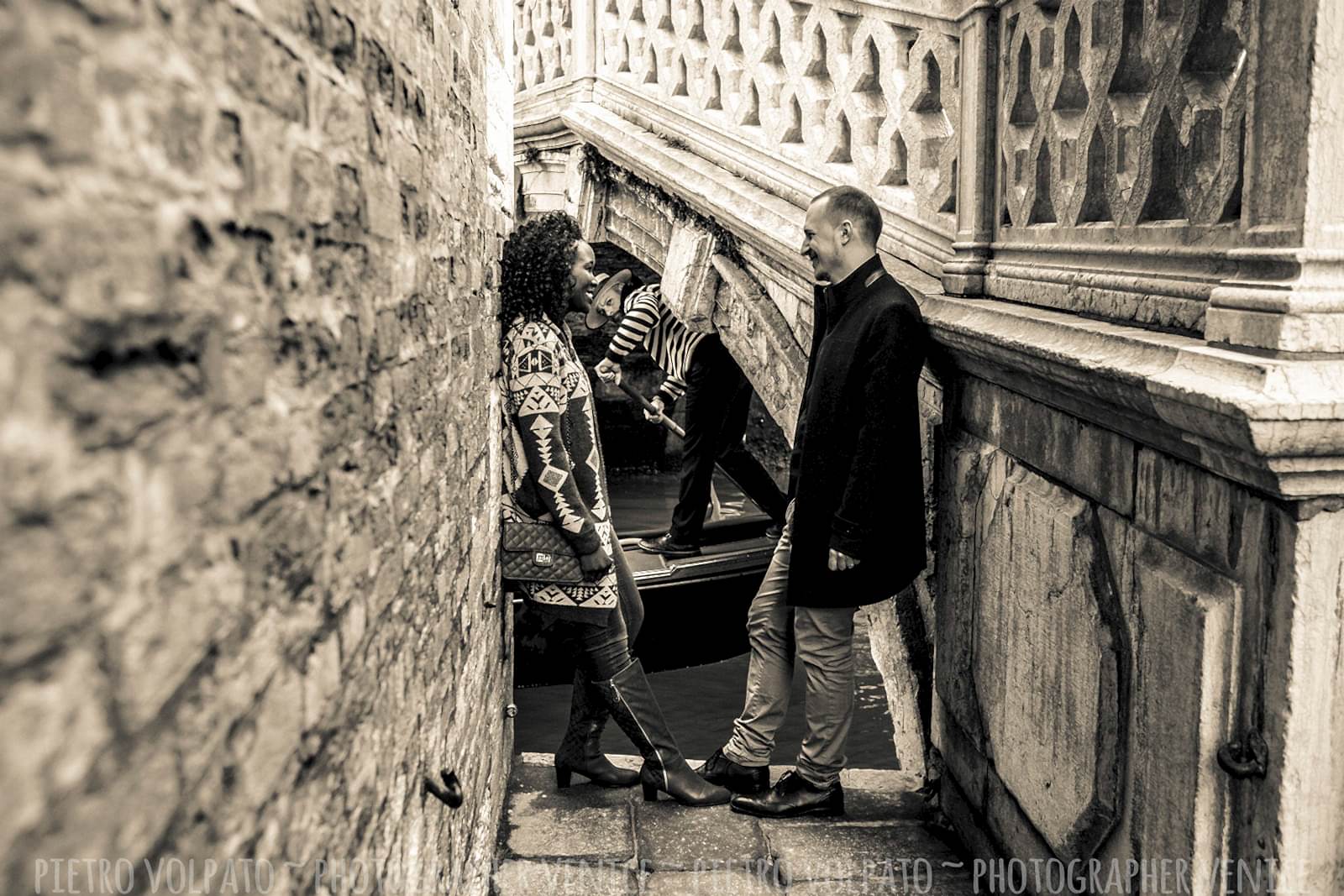 Photographer in Venice for vacation couple photo shoot ~ Having fun and romantic pictures during a walking tour in Venice Italy