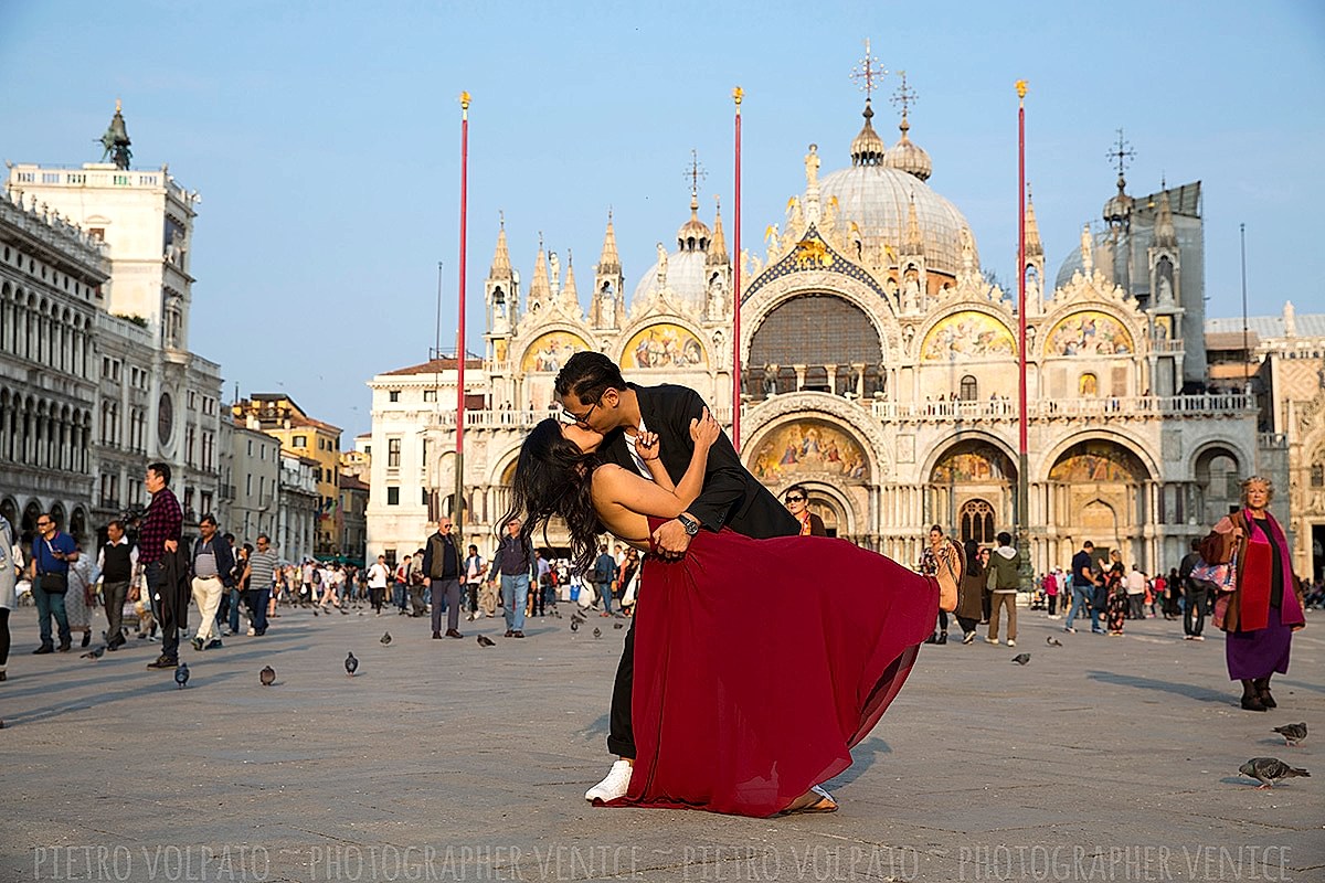 honeymoon photo shoot in venice