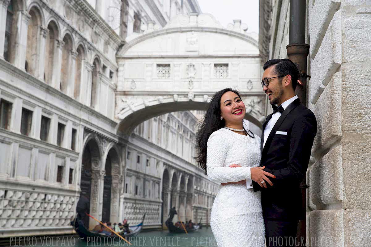 venice wedding photographer for honeymoon photoshoot