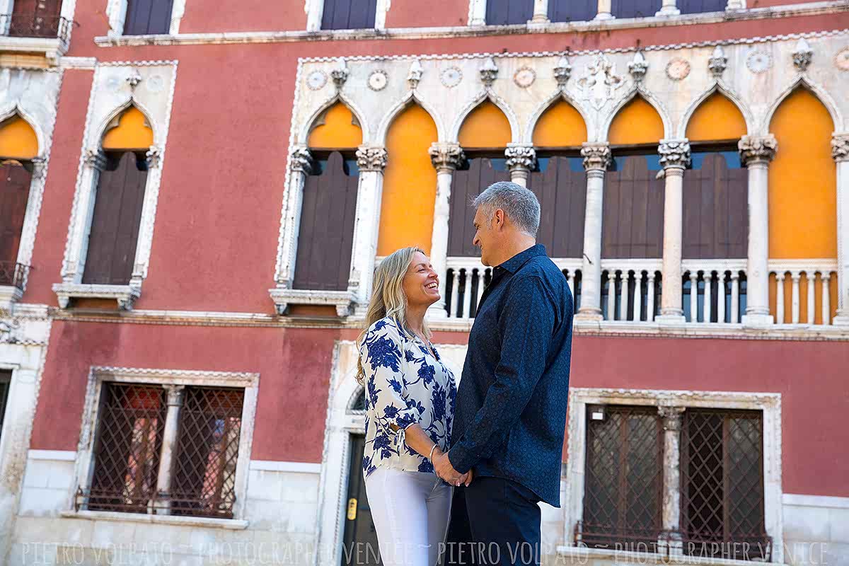 venice couple photoshoot tour with photographer